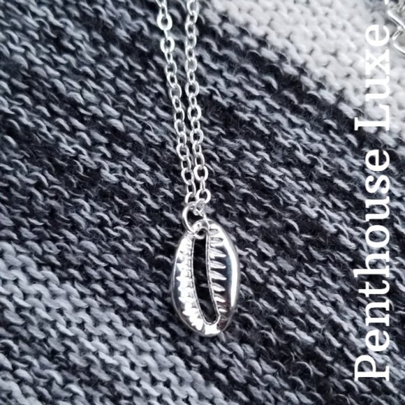 🔥 CLEARANCE! Silver Cowry Shell Pendant Chain Necklace - Picture 2 of 5